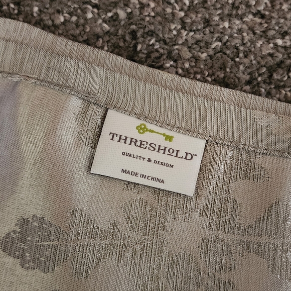 Silver satin snowflakes fabric table napkins lot of 12 jacquard damask Threshold - Picture 6 of 8